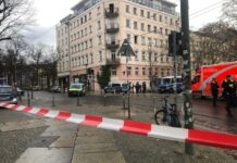 In Mitte läuft ein Polizeieinsatz mit Straßensperrung. 