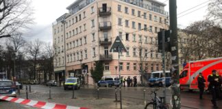 In Mitte läuft ein Polizeieinsatz mit Straßensperrung. 