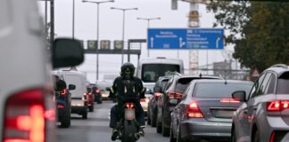 In Berlin werden vor Ferienbeginn volle Straßen erwartet. (Archivbild) 