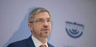 Der Potsdamer Oberbürgermeister Mike Schubert (SPD) geriet wegen der Ticket-Affäre in die Kritik. Die Staatsanwaltschaft stellte ihr Ermittlungsverfahren jetzt gegen Geldauflagen ein. (Archivbild)