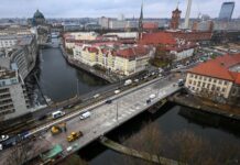 Die Mühlendammbrücke in Berlin verbindet den Molkenmarkt und die Fischerinsel.