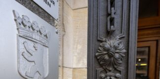 Die Einnahmen durch die Verkäufe beliefen sich laut Anklage auf 2,3 Millionen Euro. (Archivbild)