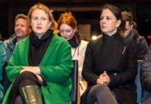 Die beiden Bundesministerinnen Lisa Paus und Annalena Baerbock in der Gedächtniskirche am Breitscheidplatz. 