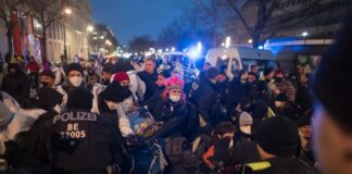 Klimaschützer demonstrierten am Berliner Hotel Adlon gegen eine Konferenz zum Thema Flüssiggas. (Archivfoto)