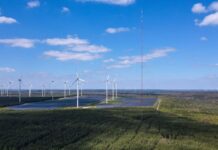 Ein Mast zur Windmessung lieferte Erkenntnisse für den Bau eines einzigartigen Höhenwindrads in der Lausitz. Die Anlage - weit größer als bisherige Windräder - soll 2025 in Betrieb gehen. (Archivbild)