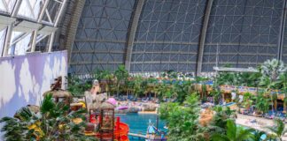 Im Dezember 2004 wurde Tropical Islands in einer ehemaligen Luftschiffhalle eröffnet.