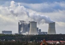 Das Energieunternehmen Leag in der Lausitz will künftig Drohnen zur Überwachung seiner Industrieanlagen einsetzen. (Archivbild)