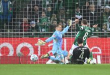 Mitchell Weiser (M) und Werder Bremen sind weiter auf Kurs.