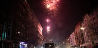 Die Polizei stellt bei den Durchsuchungen rund 200 Kilo Pyrotechnik sicher. (Archivbild)