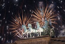 Die Silvesterparty am Brandenburger Tor lockt Menschen aus aller Welt an. Bild: IMAGO/Christian Ender