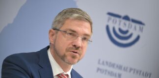Das Ermittlungsverfahren gegen Potsdams Oberbürgermeister Mike Schubert (SPD) wegen der Ticket-Affäre ist eingestellt (Archivbild)