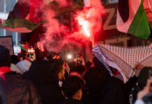 Wie hier im November waren auch am Samstag wieder Hunderte bei einer propalästinensischen Demo in Berlin unterwegs. (Archivbild)