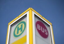 Wissen, wann der Bus kommt - in Berlin und Hamburg soll es dafür ab 2026 eine neue App mit Echtzeit-Anzeige geben. (Archivbild)