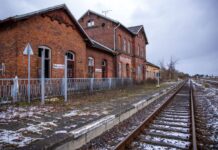 Der im Privatbesitz befindliche Bahnhof Malchow in Mecklenburg-Vorpommern ist seit Jahren geschlossen und verfällt. (Archivbild)