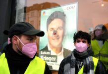 Die Aktivistinnen und Aktivisten trugen Warnwesten - und drangen in das CDU-Bürgerbüro ein.