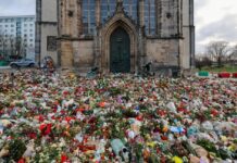 Hunderte Kerzen, Blumen und Plüschtiere finden sich vor der Johanniskirche für die Opfer des Anschlags. (Archivbild) 