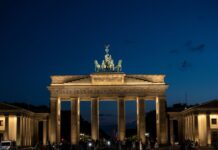 Am Brandenburger Tor wollen sich Menschen am 25. Januar zu einem «Lichtermeer» zusammenfinden - als Zeichen des Zusammenhalts. (Archivbild)