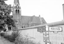 Die Versöhnungskirche direkt an der Mauer in der Bernauer Straße wurde vor 40 Jahren gesprengt. (Archivfoto)