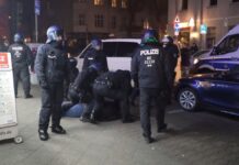 Polizisten nehmen in der Silvesternacht einen Menschen fest. 