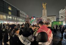 Mehrere Menschen haben sich zu einer spontanen Kundgebung am Hermannplatz versammelt. 