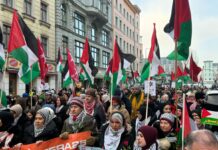 Eng zusammenstehend zogen Hunderte von Teilnehmern einer pro-palästinensischen Demonstration vom Oranienplatz zum Potsdamer Platz. 