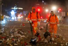 Nach der Silvesternacht hat in Berlin das große Aufräumen begonnen. Die Reinigung der Straßen und Gehwege könne einige Tage dauern, hieß es.