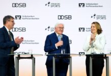 Thomas Weikert (l-r), Präsident des Deutschen Olympischen Sportbundes (DOSB), Bundespräsident Frank-Walter Steinmeier und Marija Kolak, Präsidentin des Bundesverbandes der Deutschen Volksbanken und Raiffeisenbanken (BVR), verleihen die «Sterne des Sports» in Gold 