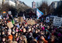 Tausende von Menschen zogen beim «Flinta* March 2025» durch Berlins Innenstadt und demonstrierten gegen Diskriminierung und für gleiche Rechte. 