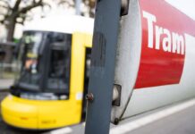 Eine junge Frau wird von einer Straßenbahn angefahren und lebensgefährlich verletzt. (Symbolbild)