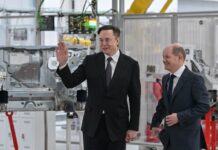 Musk (l) und Scholz während der Eröffnung der Tesla-Fabrik in Grünheide.