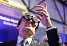 Mit der Mixed Reality-Brille - hier getragen von Bundesdigitalminister Wissing - können Mediziner sich Organe im 3D-Modell anschauen und Operationen besser planen.