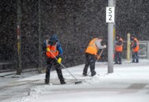 Am Sonntagabend hatte es in Berlin noch kräftig geschneit - am Montagmorgen lief der Verkehr aber bereits wieder problemlos. 