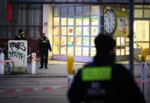 Polizisten ermitteln nach einem Angriff vor einem Supermarkt in Berlin-Charlottenburg.