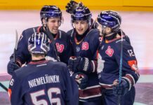 Gabriel Fontaine (2. v.l.) gelang beim Heimsieg der Eisbären Berlin gegen Straubing ein Doppelpack.