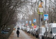 Die Plakatierung an den Laternenpfählen beginnt. (Archivbild) 