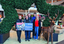 Porta-Mahlsdorf-Geschäftleiterin Bettina Ahranjani (l.) übergibt der Gewinnerin Heike Becker und ihrer Familie den Hauptpreis im Wert von 15.000 Euro. Foto: Sascha Uhlig