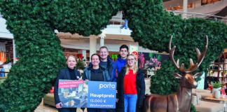 Porta-Mahlsdorf-Geschäftleiterin Bettina Ahranjani (l.) übergibt der Gewinnerin Heike Becker und ihrer Familie den Hauptpreis im Wert von 15.000 Euro. Foto: Sascha Uhlig