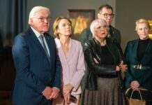 Bundespräsident Frank-Walter Steinmeier (l-r), seine Frau Elke Büdenbender, Claudia Roth, Beauftrage der Bundesregierung für Kultur und Medien, und Oleksii Makeiev, Botschafter der Ukraine in Deutschland, schauen sich die Ausstellung «Von Odesa nach Berlin» an. 