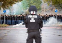 Es gibt Streit um die Kostenbeteiligung für Polizeieinsätze bei Fußballspielen. 