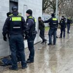 Polizisten kontrollieren Menschen am Görlitzer Park. (Archivbild) 