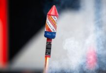 Einige Menschen in Berlin haben durch das Abbrennen von Feuerwerk schwere Hörschäden erlitten (Archivbild).