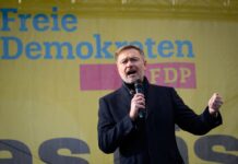 Die Demokratie verteidige man auch dadurch, dass die Menschen keine Sorgen um ihre wirtschaftliche Zukunft haben, sagte Lindner.