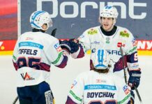 Ty Ronning (r) erzielte im Penaltyschießen den Siegtreffer für die Eisbären Berlin.