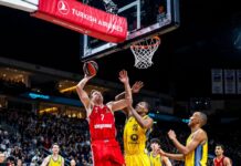 Albas David McCormack versucht Bayerns Nationalspieler Johannes Voigtmann zu verteidigen