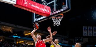 Albas David McCormack versucht Bayerns Nationalspieler Johannes Voigtmann zu verteidigen