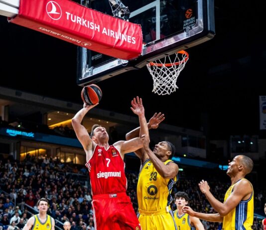 Albas David McCormack versucht Bayerns Nationalspieler Johannes Voigtmann zu verteidigen