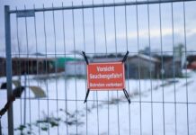 „Vorsicht Seuchengefahr!“ steht auf einem Schild an einem Betrieb in Mehrow. Zum Schutz vor einer möglichen Ausbreitung der Maul- und Klauenseuche sollen am Vormittag vorsorglich rund 200 Schweine im brandenburgischen Landkreis Barnim getötet werden. Nun hat Südkorea Schweinefleischimporte aus Deutschland verboten.