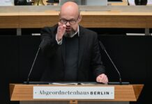 Linke-Fraktionschef Schulze greift in seiner Rede Unionskanzlerkandidat Merz an. 