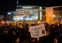 «Solidarisch statt arisch» steht auf einem Plakat bei einer Demonstration zur Migrationspolitik vor der CDU-Zentrale. 