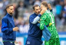 Hertha-Trainer Cristian Fiél (M) musste im Training auf seine Torhüter Tjark Ernst (r) und Marius Gersbeck (l) verzichten.